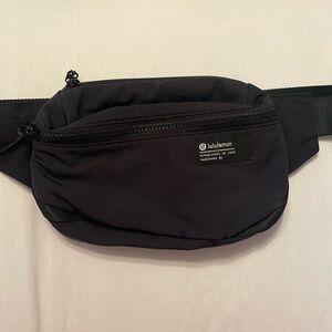 Lululemon clean lines belt bag